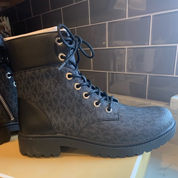 Michael Kors Alistair Botties NWT size 8 1/2 Great statement boot - Picture 5 of 11